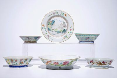 Cinq bols en porcelaine de Chine famille rose et qianjiang cai et une assiette, 18/20ème