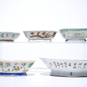 Cinq bols en porcelaine de Chine famille rose et qianjiang cai et une assiette, 18/20ème — photo 4