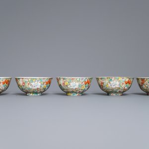 Cinq bols en porcelaine de Chine famille rose, marque de Qianlong, République, 20ème — photo 2