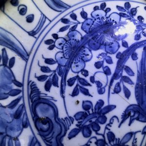 Cinq bols et assiettes en porcelaine de Chine bleu et blanc, Wanli, Tianqi et époque Transition — photo 14