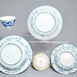 Cinq bols et assiettes en porcelaine de Chine bleu et blanc, Wanli, Tianqi et époque Transition — photo 2