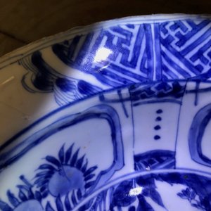 Cinq bols et assiettes en porcelaine de Chine bleu et blanc, Wanli, Tianqi et époque Transition — photo 29