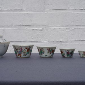 Cinq bols et une tasse et soucoupe Wu Shuang Pu en porcelaine de Chine famille rose, 19ème — photo 21