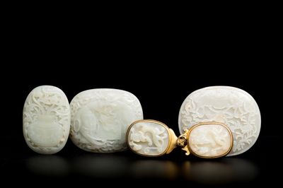 Cinq boucles de ceintures sculptées en jade blanc, Chine, Qing