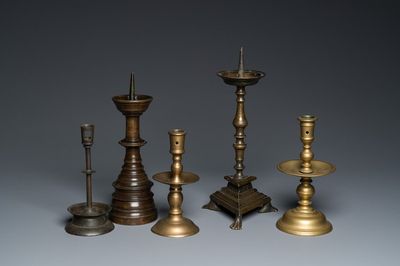 Cinq bougeoirs en bronze et cuivre, 16ème et postérieur