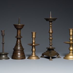 Cinq bougeoirs en bronze et cuivre, 16ème et postérieur — photo 4