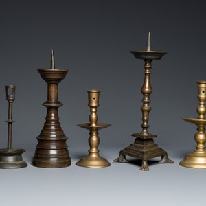 Cinq bougeoirs en bronze et cuivre, 16ème et postérieur — photo 5