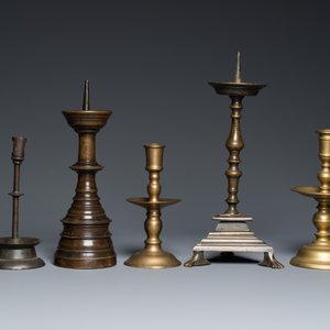 Cinq bougeoirs en bronze et cuivre, 16ème et postérieur — photo 6