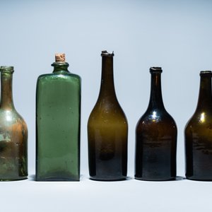 Cinq bouteilles en verre vert, 17/18ème — photo 2