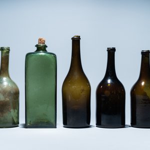 Cinq bouteilles en verre vert, 17/18ème — photo 3