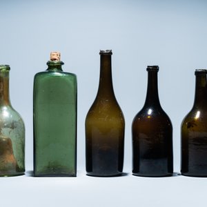 Cinq bouteilles en verre vert, 17/18ème — photo 4