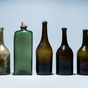 Cinq bouteilles en verre vert, 17/18ème — photo 5