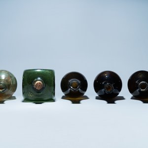 Cinq bouteilles en verre vert, 17/18ème — photo 7