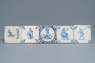 Cinq carreaux en faïence de Delft bleu et blanc à décor de personnages, 17ème