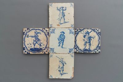 Cinq carreaux en faïence de Delft en bleu et blanc, 17ème