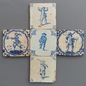 Cinq carreaux en faïence de Delft en bleu et blanc, 17ème — photo 1