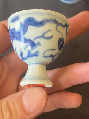 Cinq coupes à pied en porcelaine de Chine en bleu et blanc de l'épave Hatcher à décor de dragons, époque Transition — photo 12