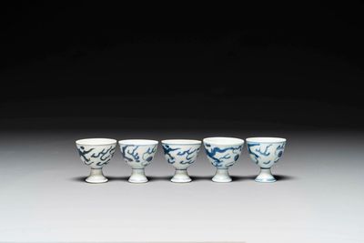 Cinq coupes à pied en porcelaine de Chine en bleu et blanc de l'épave Hatcher à décor de dragons, époque Transition — photo 2