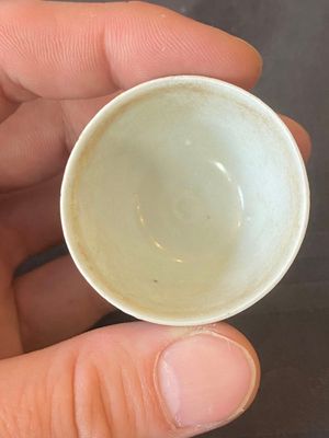 Cinq coupes à pied en porcelaine de Chine en bleu et blanc de l'épave Hatcher à décor de dragons, époque Transition — photo 21