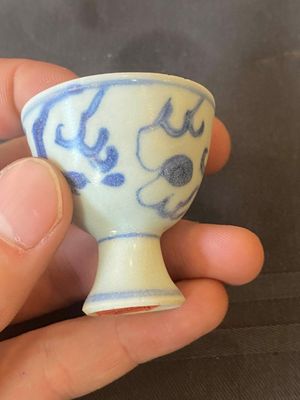 Cinq coupes à pied en porcelaine de Chine en bleu et blanc de l'épave Hatcher à décor de dragons, époque Transition — photo 24