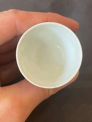 Cinq coupes à pied en porcelaine de Chine en bleu et blanc de l'épave Hatcher à décor de dragons, époque Transition — photo 26