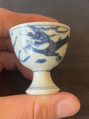Cinq coupes à pied en porcelaine de Chine en bleu et blanc de l'épave Hatcher à décor de dragons, époque Transition — photo 7
