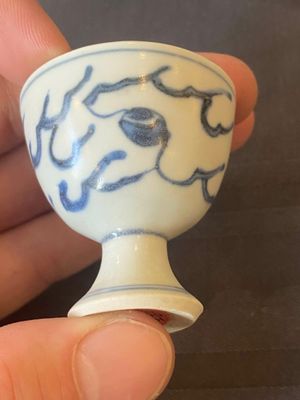 Cinq coupes à pied en porcelaine de Chine en bleu et blanc de l'épave Hatcher à décor de dragons, époque Transition — photo 9