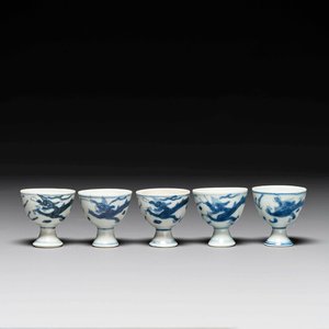 Cinq coupes à pied en porcelaine de Chine en bleu et blanc de l'épave Hatcher à décor de dragons, époque Transition — photo 1