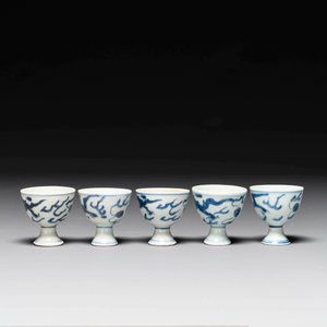 Cinq coupes à pied en porcelaine de Chine en bleu et blanc de l'épave Hatcher à décor de dragons, époque Transition — photo 2