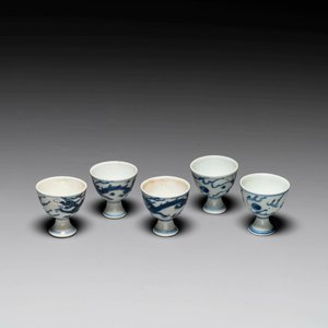 Cinq coupes à pied en porcelaine de Chine en bleu et blanc de l'épave Hatcher à décor de dragons, époque Transition — photo 3