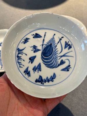 Cinq coupes aux crevettes en porcelaine de Chine en bleu et blanc de type ko-sometsuke pour le Japon, Tianqi — photo 2