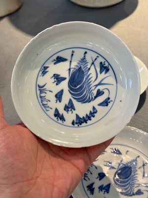 Cinq coupes aux crevettes en porcelaine de Chine en bleu et blanc de type ko-sometsuke pour le Japon, Tianqi — photo 5