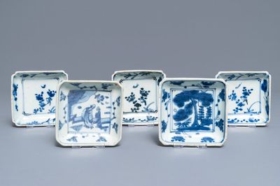 Cinq coupes de forme carré en porcelaine de Chine bleu et blanc 'ko-sometsuke' pour le Japon, Ming