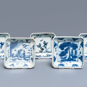 Cinq coupes de forme carré en porcelaine de Chine bleu et blanc 'ko-sometsuke' pour le Japon, Ming — photo 1