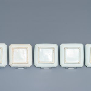 Cinq coupes de forme carré en porcelaine de Chine bleu et blanc 'ko-sometsuke' pour le Japon, Ming — photo 3
