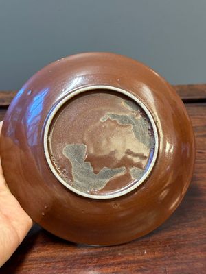 Cinq coupes en porcelaine de Chine à décor d'un oiseau sur une branche fleurie sur fond brun, fours de Fujian, fin Ming, 16/17ème — photo 13