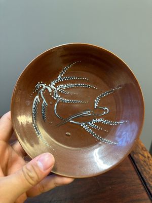 Cinq coupes en porcelaine de Chine à décor d'un oiseau sur une branche fleurie sur fond brun, fours de Fujian, fin Ming, 16/17ème — photo 2