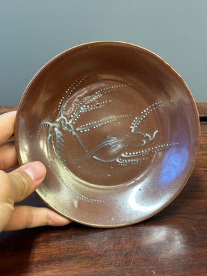 Cinq coupes en porcelaine de Chine à décor d'un oiseau sur une branche fleurie sur fond brun, fours de Fujian, fin Ming, 16/17ème — photo 10