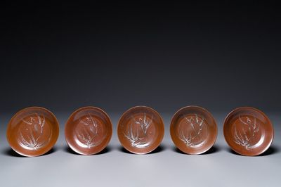 Cinq coupes en porcelaine de Chine à décor d'un oiseau sur une branche fleurie sur fond brun, fours de Fujian, fin Ming, 16/17ème