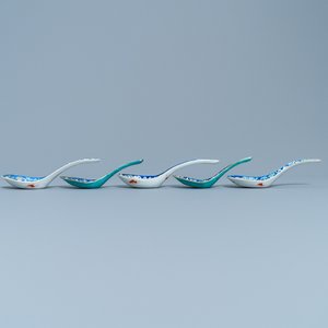 Cinq cuillères en porcelaine de Chine à fond bleu, dont une paire marque et époque de Tongzhi — photo 4