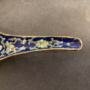 Cinq cuillères en porcelaine de Chine à fond bleu, dont une paire marque et époque de Tongzhi — photo 6