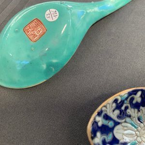 Cinq cuillères en porcelaine de Chine à fond bleu, dont une paire marque et époque de Tongzhi — photo 10