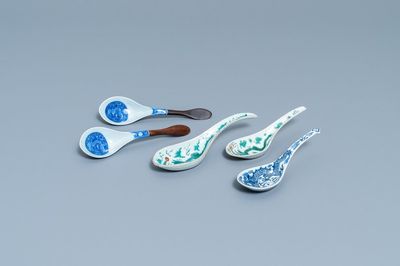 Cinq cuillères en porcelaine de Chine en bleu et blanc et famille verte, 19/20ème