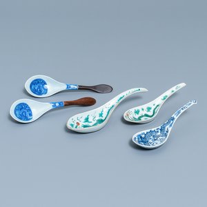 Cinq cuillères en porcelaine de Chine en bleu et blanc et famille verte, 19/20ème — photo 1