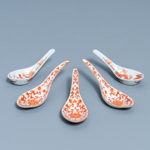 Cinq cuillères en porcelaine de Chine en rouge de fer, dont trois marque et époque de Daoguang — photo 1