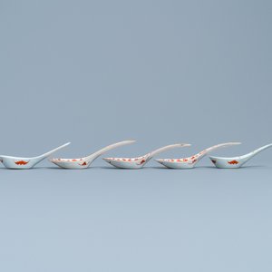 Cinq cuillères en porcelaine de Chine en rouge de fer, dont trois marque et époque de Daoguang — photo 4
