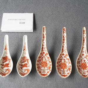Cinq cuillères en porcelaine de Chine en rouge de fer, dont trois marque et époque de Daoguang — photo 7