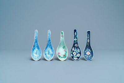 Cinq cuillères en porcelaine de Chine polychrome, 19/20ème