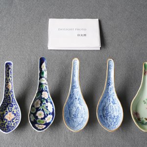 Cinq cuillères en porcelaine de Chine polychrome, 19/20ème — photo 11