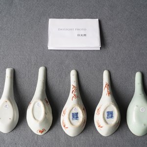 Cinq cuillères en porcelaine de Chine polychrome, 19/20ème — photo 12